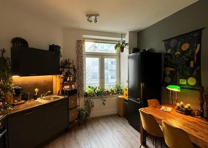 Gemuetliche Schlafcouch Im Hellen Wohnzimmer Zum Kurzaufenthalt